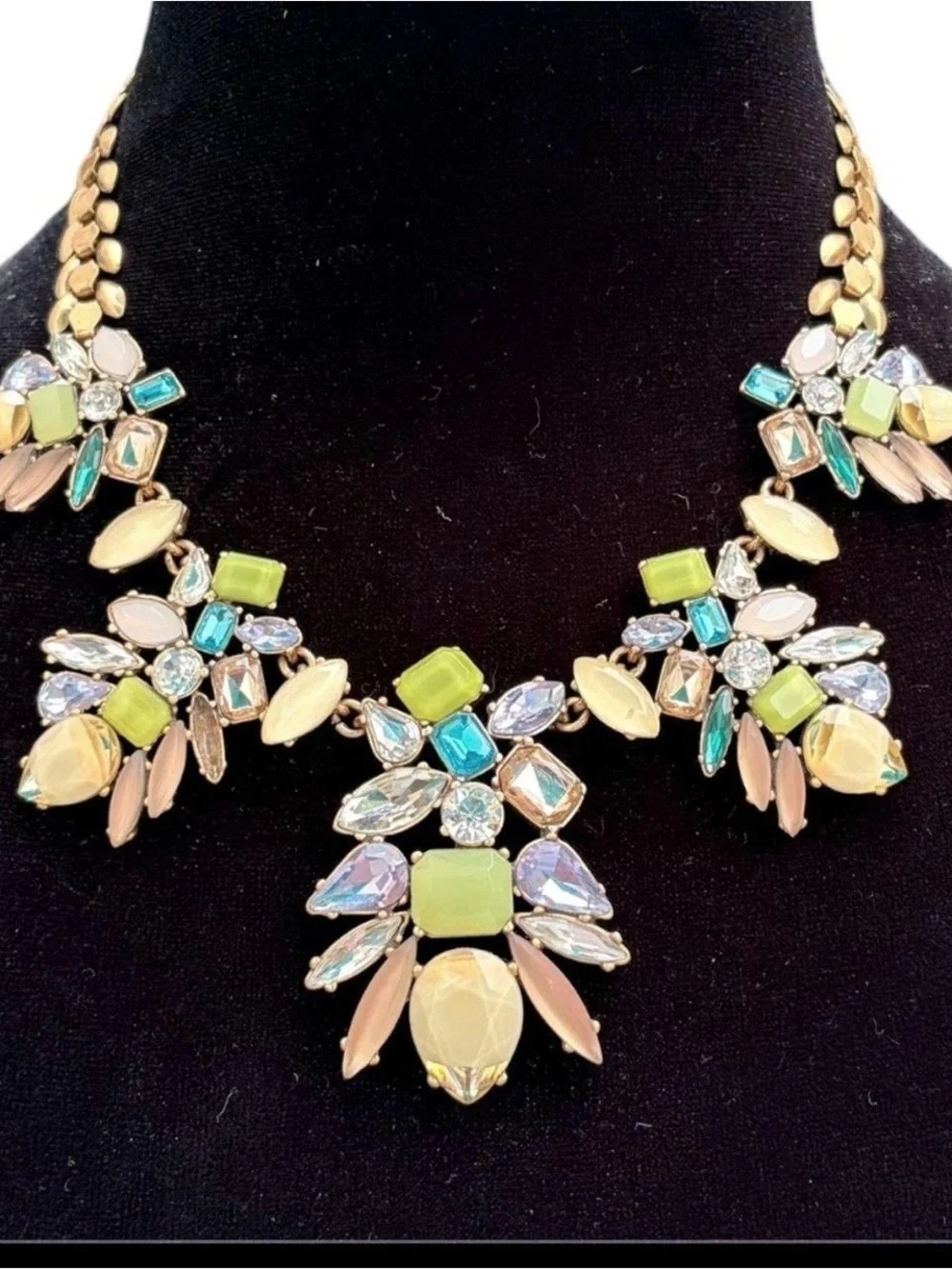 Gorgeous Stella & Dot Mae Trellis Statement necklace. Matching Earrings.